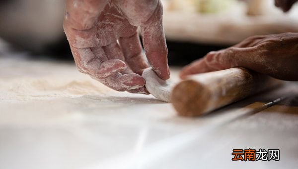 正方形饺皮饺子的包法 正方形饺皮饺子怎么包