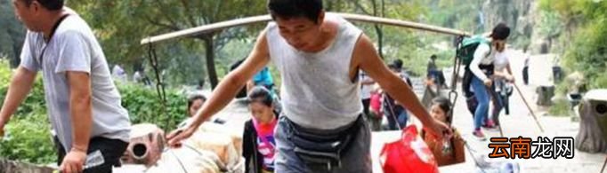 挑扁担的时候人为什么会感到省力？