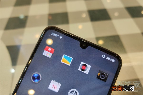 坚果pro3听筒在什么位置