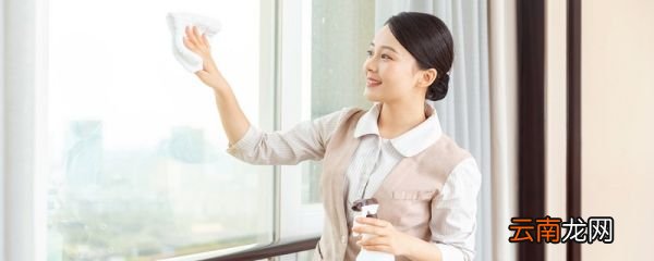 窗户上的塑料贴纸久了如何去除 玻璃上的贴纸怎么去除