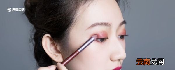 单眼皮怎么画眼影 单眼皮怎么画眼影好看淡妆