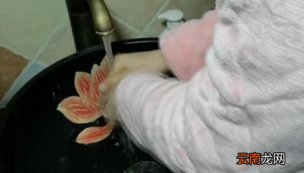 衣服上的酱油渍怎么去除小窍门 衣服上的酱油渍怎么去除