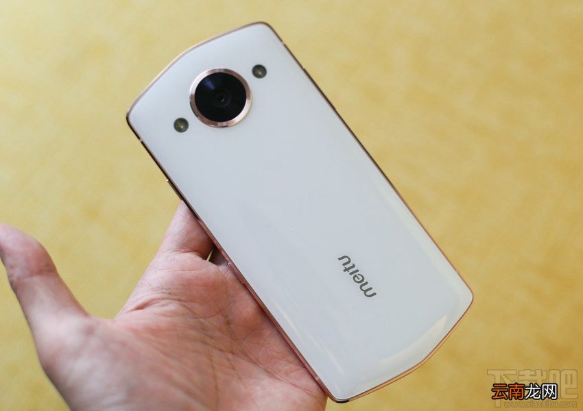 美图M8月光白好看吗？美图M8白色真机开箱图片欣赏