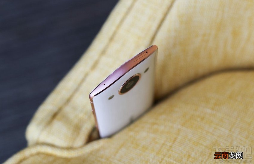 美图M8月光白好看吗？美图M8白色真机开箱图片欣赏