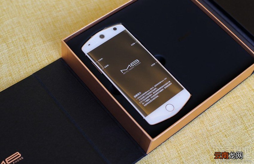 美图M8月光白好看吗？美图M8白色真机开箱图片欣赏