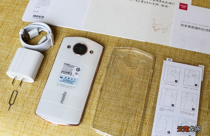 美图M8月光白好看吗？美图M8白色真机开箱图片欣赏