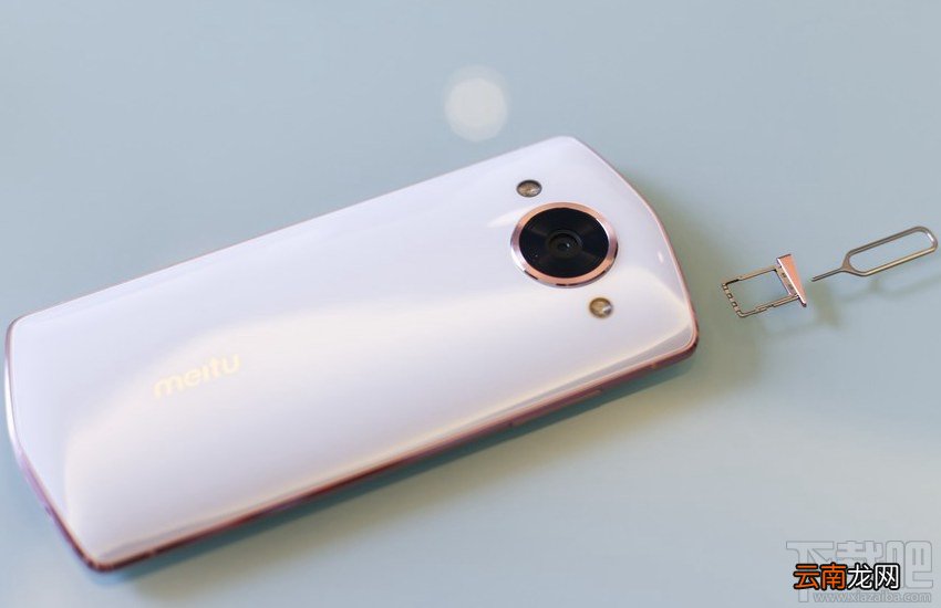 美图M8月光白好看吗？美图M8白色真机开箱图片欣赏