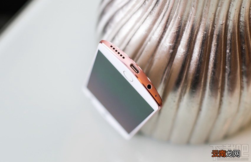 美图M8月光白好看吗？美图M8白色真机开箱图片欣赏