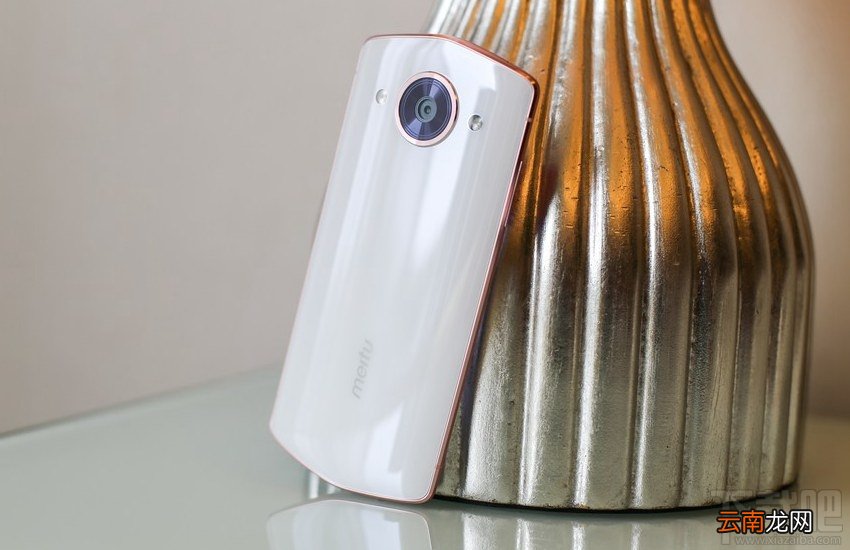 美图M8月光白好看吗？美图M8白色真机开箱图片欣赏