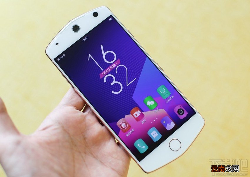 美图M8月光白好看吗？美图M8白色真机开箱图片欣赏