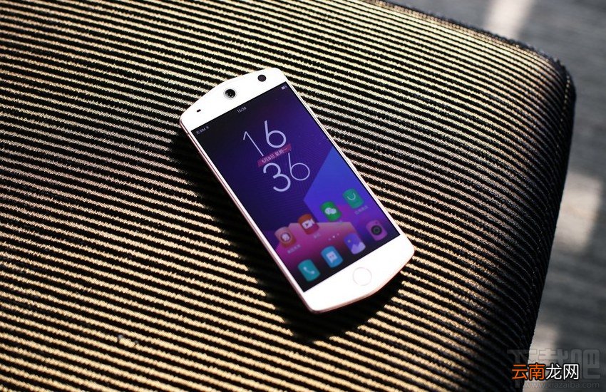 美图M8月光白好看吗？美图M8白色真机开箱图片欣赏