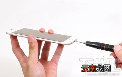 OPPO R11后盖怎么打开换卡
