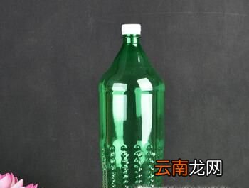 怎样利用矿泉水瓶通下水管道