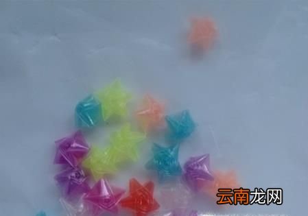 如何叠塑料管星星