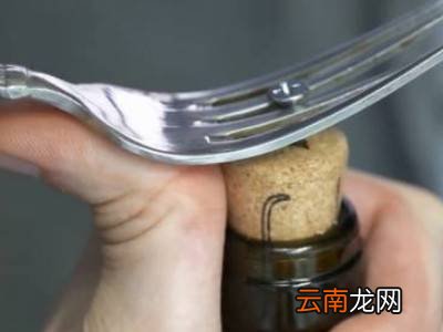 如何打开红酒木塞