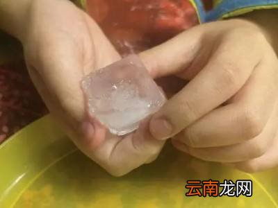 水放在冰箱里的变化步骤