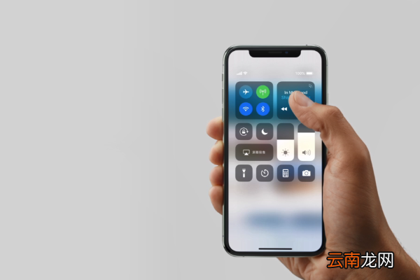 iPhone Xs Max中将控制中心打开具体操作步骤