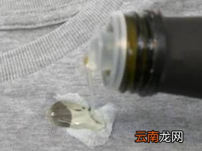万能胶水粘衣服上用什么可以洗掉