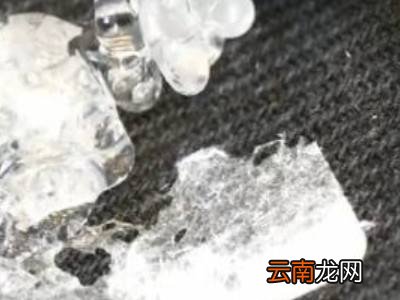 万能胶水粘衣服上用什么可以洗掉