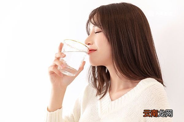 喝盐开水的功效与作用 喝盐开水的功效与作用是什么