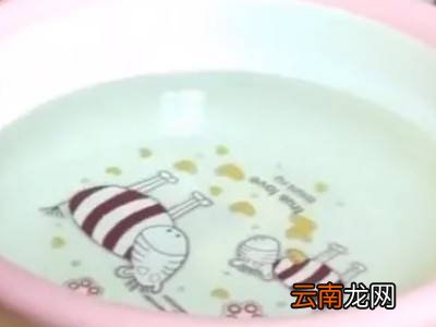染色的小鸡怎么把色去掉