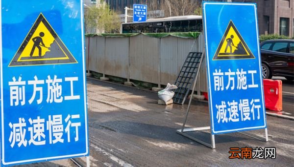 红底白字停标志是什么意思 红底白字停标志设置在哪里