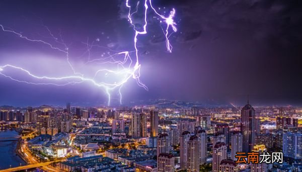 秋天下雨打雷正常吗深秋打雷下雨是什么征兆