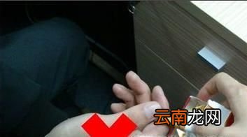 日常生活中朋友发烟, 正确的接烟方式你知道吗?