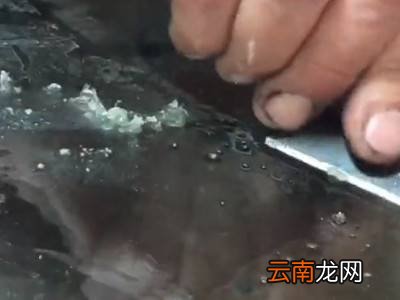怎样去除玻璃上的粘胶