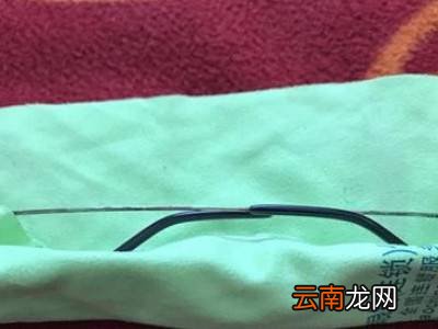 眼镜放在眼镜盒里的正确方法