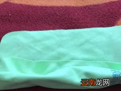 眼镜放在眼镜盒里的正确方法