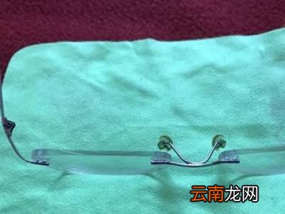 眼镜放在眼镜盒里的正确方法