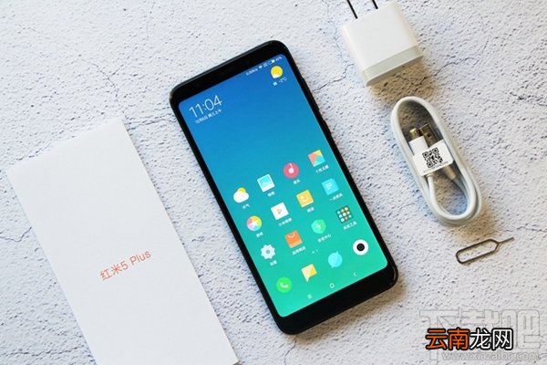 红米5 Plus怎么装卡/插卡？