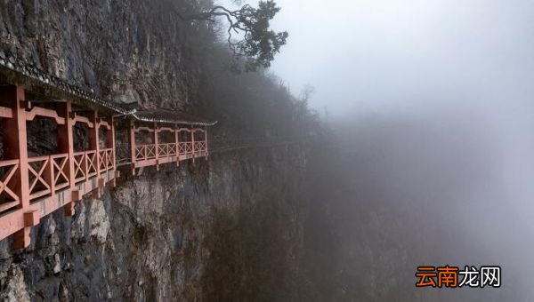 东流至此回是什么诗啊 碧水东流至此回是什么诗