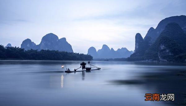 青箬笠绿蓑衣斜风细雨不须归的意思 渔歌子中渔翁的形象