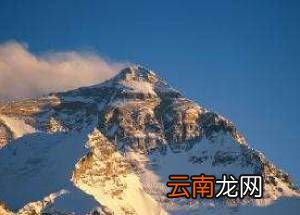 珠穆朗玛峰第一个登顶的人是谁？