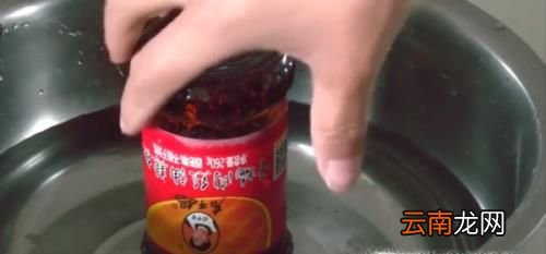 如何轻松的打开老干妈瓶盖