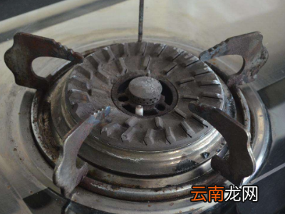 油溢到燃气灶里了怎么办