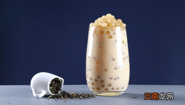 朋友圈秋天的第一杯奶茶什么意思 朋友圈秋天的第一杯奶茶是什么意思