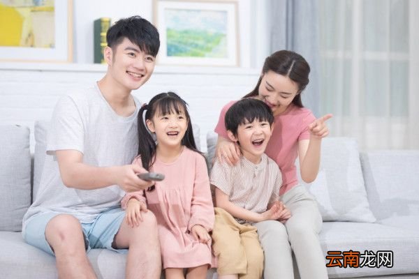 宝宝爱看电视怎么办怎样解决小孩爱看电视