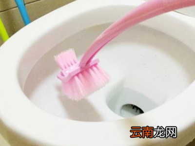 如何清除马桶底部顽固污垢