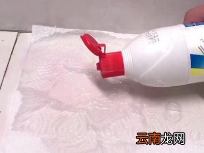 黑色染发剂弄到地板砖上怎么洗掉