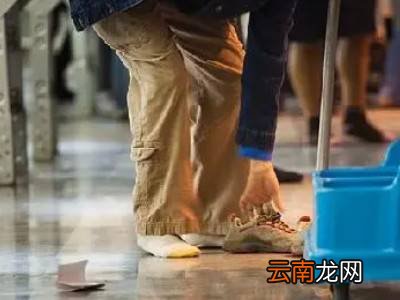 硬卧上铺怎么爬上去