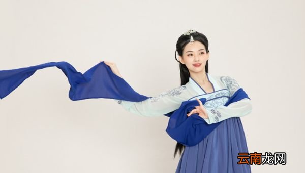 轻歌漫舞的漫字是哪个 轻歌曼舞的出处