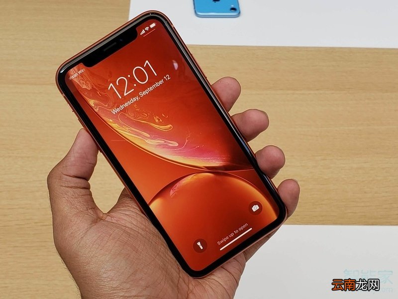 iphone锁屏手电筒怎么打开