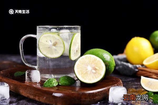 柠檬片和火龙果片泡水喝有什么功效 柠檬火龙果一起泡水喝有什么效果