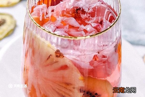 柠檬片和火龙果片泡水喝有什么功效 柠檬火龙果一起泡水喝有什么效果