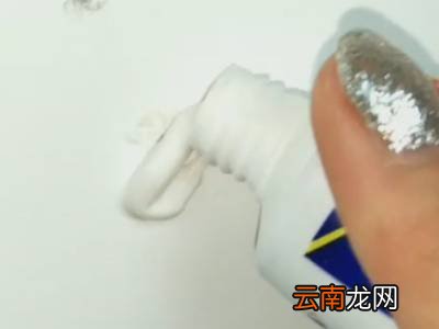 门上的广告贴纸胶痕迹怎么去除