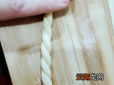 搓麻花的手法步骤
