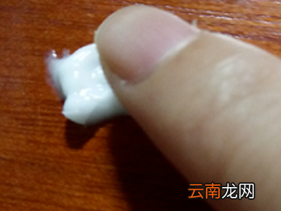 贴贴纸贴在桌子上怎么撕掉